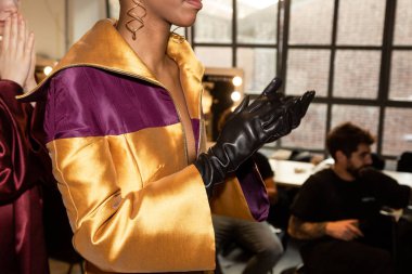 Güzel model backstage içinde poz