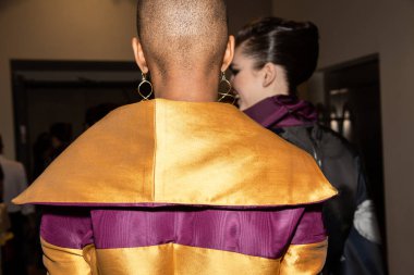 Güzel model backstage içinde poz