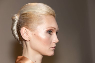 Güzel model backstage içinde poz