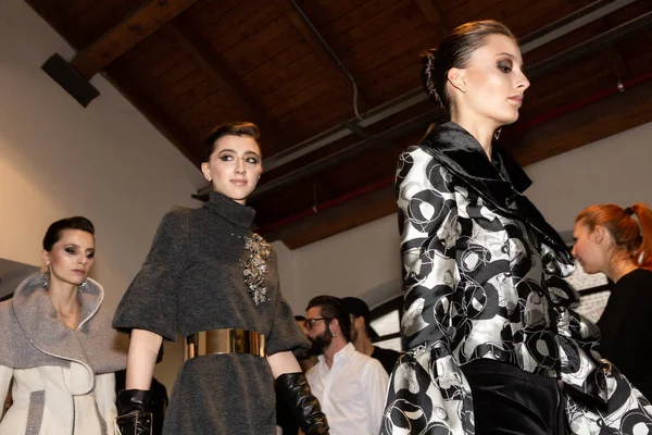 Beautiful models posing in the backstage — Stock Photo, Image