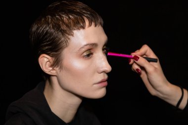 Güzel model backstage içinde poz