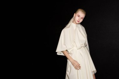 Güzel model backstage içinde poz