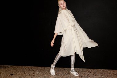 Güzel model backstage içinde poz