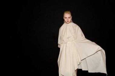 Güzel model backstage içinde poz