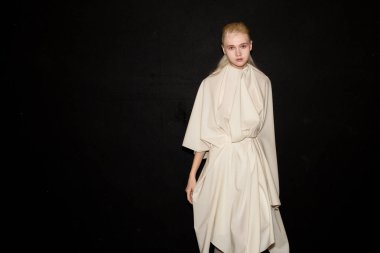 Güzel model backstage içinde poz