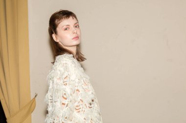 Güzel model backstage içinde poz