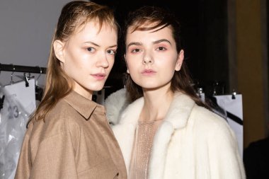 Backstage içinde poz güzel modelleri