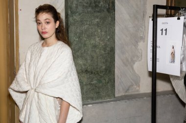 Güzel model backstage içinde poz