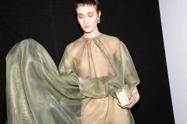 Güzel model backstage içinde poz