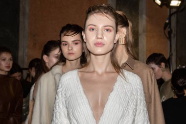 Backstage içinde poz güzel modelleri