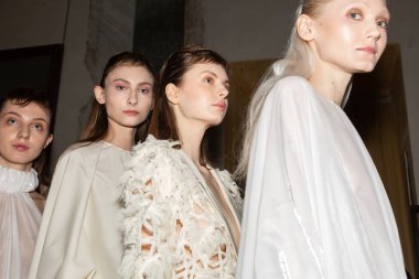 Backstage içinde poz güzel modelleri