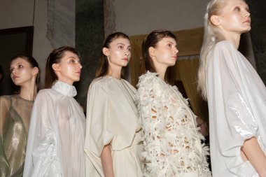 Backstage içinde poz güzel modelleri