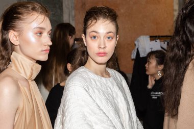 Backstage içinde poz güzel modelleri