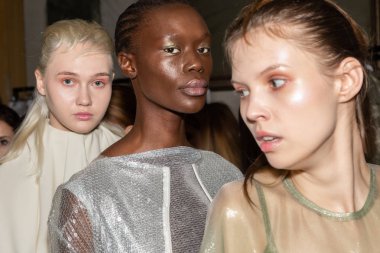 Backstage içinde poz güzel modelleri