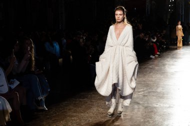 Güzel model pist yürüyüş