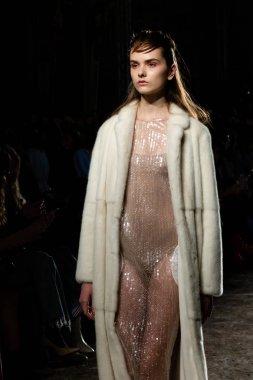 Güzel model pist yürüyüş