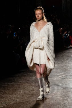 Güzel model pist yürüyüş