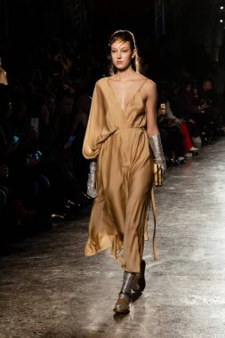 Güzel model pist yürüyüş