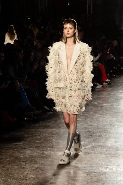 Güzel model pist yürüyüş