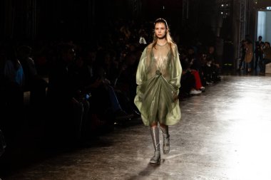 Güzel model pist yürüyüş