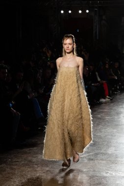 Güzel model pist yürüyüş