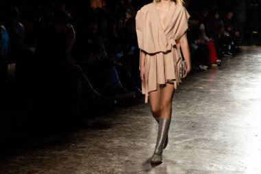 Güzel model pist yürüyüş