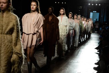 Pist yürüyüş güzel modelleri