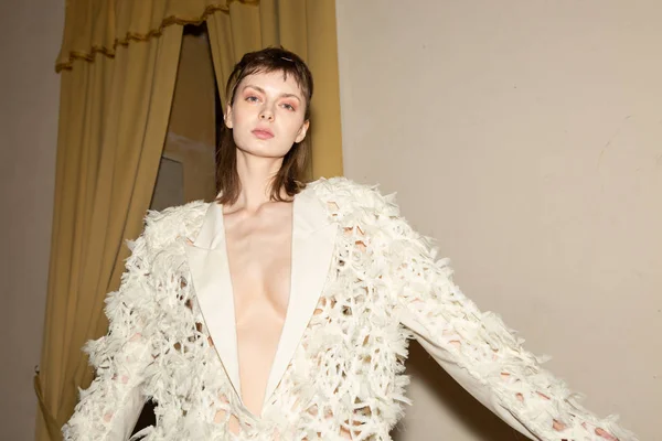 Beautiful model posing in the backstage — Stock Photo, Image