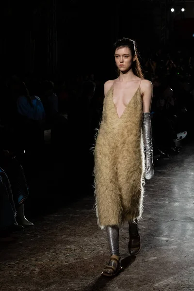 Güzel model pist yürüyüş