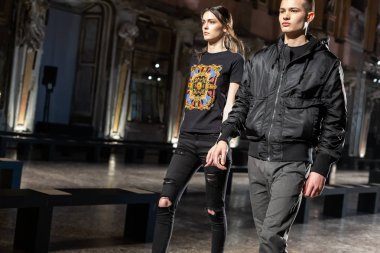 Prova Calcaterra gösterisi sırasında modelleri