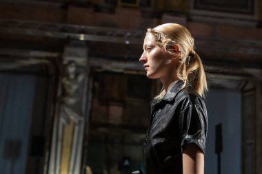 Güzel model Calcaterra provada sırasında göstermek