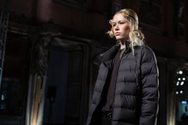 Güzel model Calcaterra provada sırasında göstermek