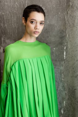 Güzel model backstage içinde poz