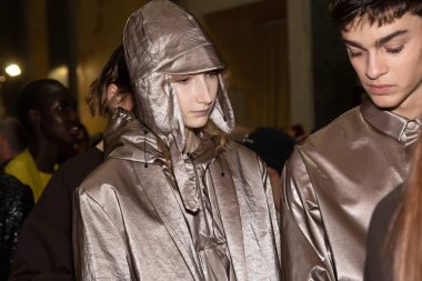 Güzel model backstage içinde poz