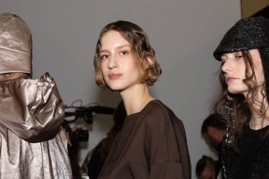 Güzel model backstage içinde poz