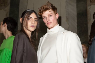 Backstage içinde poz güzel modelleri