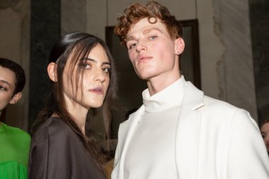 Backstage içinde poz güzel modelleri