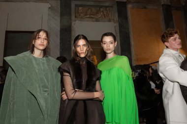 Backstage içinde poz güzel modelleri