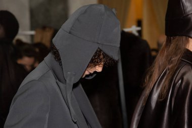 Güzel model backstage içinde poz