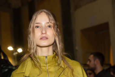 Güzel model backstage içinde poz