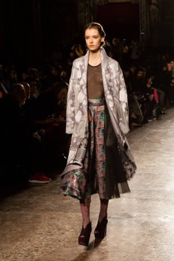 Güzel model pist yürüyüş