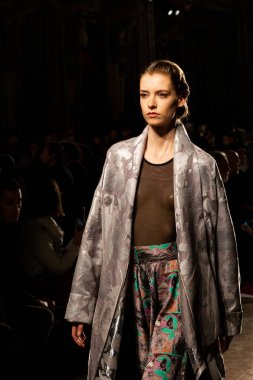 Güzel model pist yürüyüş