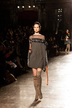 Güzel model pist yürüyüş