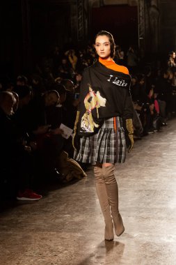 Güzel model pist yürüyüş