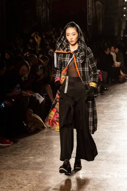 Güzel model pist yürüyüş