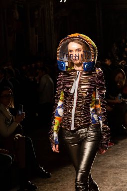 Güzel model pist yürüyüş