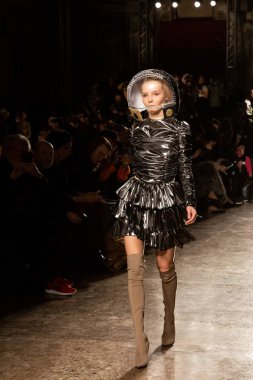 Güzel model pist yürüyüş