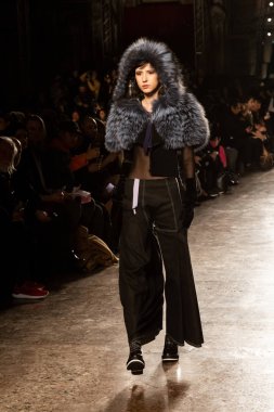 Güzel model pist yürüyüş