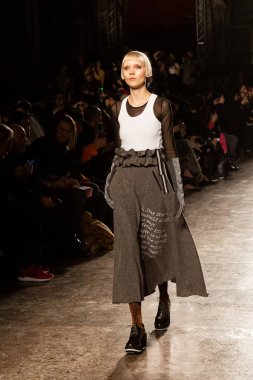 Güzel model pist yürüyüş