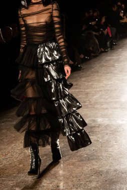 Güzel model pist yürüyüş